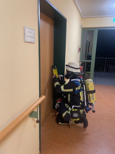 Feuerwehrmitglied steht vor der Tür